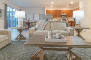 ein Wohnzimmer mit einem Sofa und einem Tisch in der Unterkunft Waterfront Brand New Modern Luxury 8 BR pool house! Sleeps 16 in Kissimmee