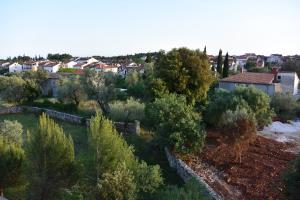 een luchtzicht op een stad met bomen en huizen bij Apartments Residence L'Ulivo in Rovinj