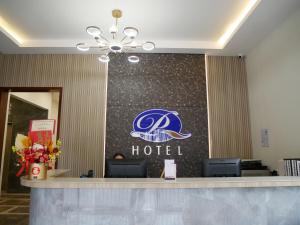 un vestíbulo de hotel con un cartel de hotel en la pared en Pantai Regal City Hotel, en Kuantan