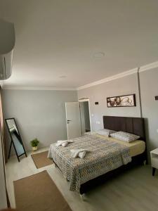 een slaapkamer met een bed in een kamer bij Turgutsluxury 4 in Fethiye