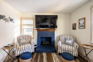 sala de estar con 2 sillas y chimenea en Riverside Relaxer w/Hot Tub+Fire Pit +Wifi & view, en Franklin