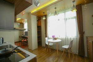 cocina con mesa, sillas y ventana en HOTEL KEIO YANGON en Rangoon Ahlone