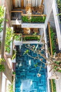 Bonny Boutique Hotel Da Nang في دا نانغ: اطلالة علوية على مسبح به كراسي ونباتات