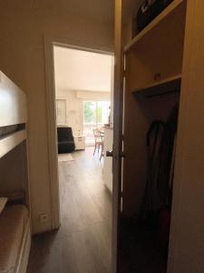 Zimmer mit einer Tür, die zu einem Zimmer mit einer Küche führt in der Unterkunft Appartement La Baule - Plage Benoît in La Baule