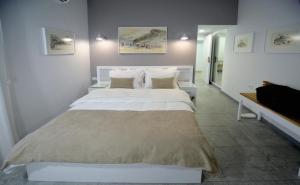 een witte slaapkamer met een groot wit bed. bij konak rooms l Skanderbeg Square in Tirana