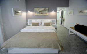 Tempat tidur dalam kamar di konak rooms l Skanderbeg Square