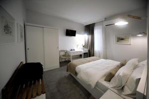 1 dormitorio con cama y escritorio. en konak rooms l Skanderbeg Square en Tirana