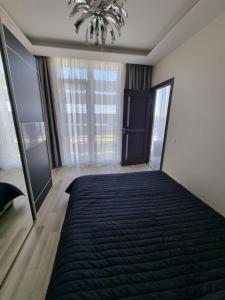 Salnas rezidence في ريغا: غرفة نوم بسرير كبير وثريا