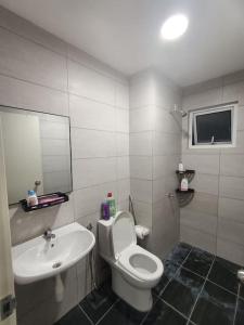 een badkamer met een wit toilet en een wastafel bij Selesa Homestay Canopy Hills Kajang in Hulu Langat