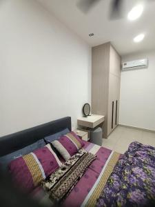 a bedroom with a bed with pillows and a bed sidx sidx sidx at Selesa Homestay Canopy Hills Kajang in Hulu Langat
