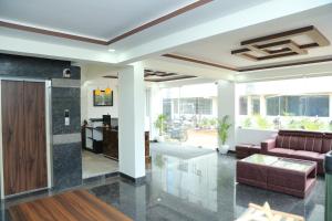 sala de estar con sofá y mesa en Hotel Bangalore Airport inn, Airport Pickup & Drop Available 24X7 en Yelahanka