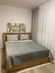 een slaapkamer met een bed en een schilderij aan de muur bij Ocean Sunset Villa in San Miguel de Abona