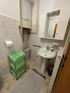 mała łazienka z umywalką i toaletą w obiekcie Apartman II u centru grada w mieście Kutina