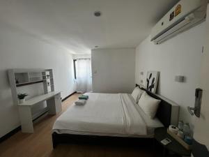 een slaapkamer met een groot bed in een kamer bij Owl's Nest suk 30 in Bangkok