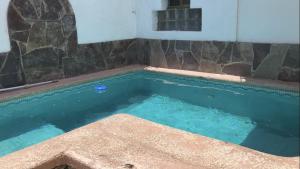 Bazén v ubytování Casa grande con alberca a pasos de Hospital San José nebo v jeho okolí
