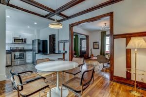 een keuken en een woonkamer met een tafel en stoelen bij Luxe Mid-Century Styled Historic Townhouse #1 in Detroit