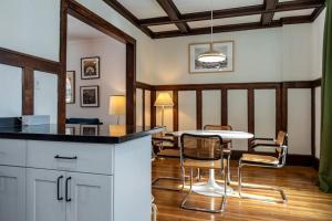 une cuisine et une salle à manger avec une table et des chaises dans l'établissement Luxe Mid-Century Styled Historic Townhouse #1, à Detroit 18 autres photos