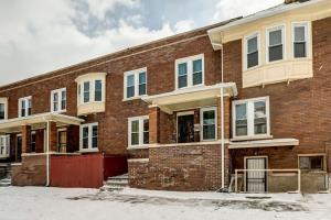 un bâtiment en briques rouges avec des fenêtres blanches dans l'établissement Luxe Mid-Century Styled Historic Townhouse #1, à Detroit