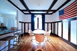底特律的住宿－Luxe Mid-Century Styled Historic Townhouse #2，配有桌椅和美洲国旗的客房