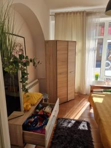 een woonkamer met een dressoir en een spiegel bij Apartamenty Tomaszów Lubelski - Żółty in Tomaszów Lubelski