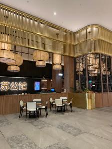 Luxury Casino Apartment in Broadbeach Island في غولد كوست: مطعم به طاولات وكراسي في الردهة