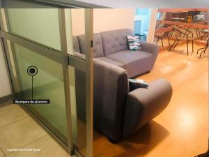 uma sala de estar com um sofá e uma cadeira em 1 AÑO DE ALQUILER en Departamento Comas Condominio Club Magnolias - No por días de momento em Lima