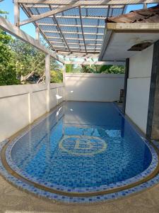 una piscina con suelo de baldosa en un edificio en Hotel Benson en Cikembulan