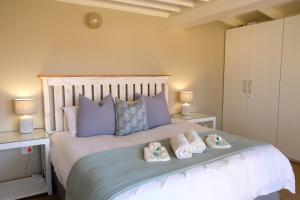 a bedroom with a bed with towels on it at Mountain View Cottage in Dullstroom +20 photos