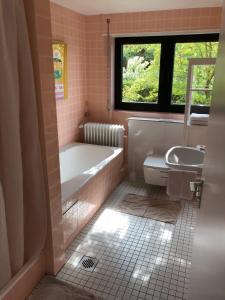 a bathroom with a tub and a toilet and a sink at ☆ Zentrales Appartement mit traumhaftem Panorama ☆ in Winnenden