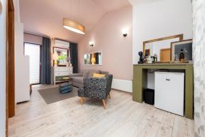 een woonkamer met een bank en een stoel bij Villa B&B Marina & Parking Free in Rovinj
