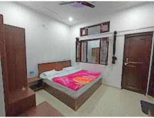 מיטה או מיטות בחדר ב-Hotel Tapovan Ganga view, Uttarkashi