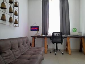 a living room with a couch and a desk at Paraíso Casa Turquesa Playa del Carmen in Playa del Carmen