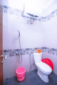 ein Bad mit einem WC und einer Dusche in der Unterkunft Harsari Syariah with Karaoke and Balcony in Batu