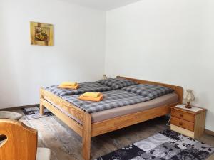 a bedroom with a bed with two orange pillows on it at Kottmarschenke - Gästezimmer und Ferienwohnung am Kottmar in Kottmar