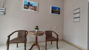una mesa y dos sillas en una sala de espera en Safiya hotel, en Urganch