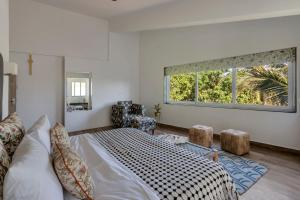 Una cama o camas en una habitación de Delmare Boutique Hotel 55 fotos más