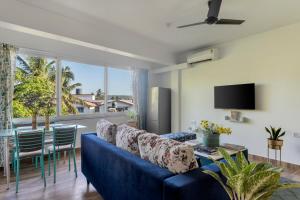 Una televisión o centro de entretenimiento en Delmare Boutique Hotel