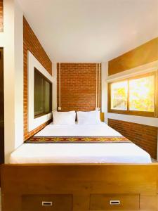 ein Schlafzimmer mit einem großen Bett und einem Fenster in der Unterkunft Puu Pau Hotel & Coffee Shop in Labuan Bajo