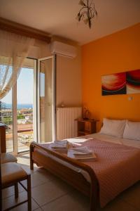 カラタスにあるVilla Fotini with ocean viewのベッドルーム1室(ベッド1台、大きな窓付)