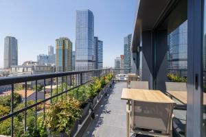 Uma varanda ou terraço em Ramada Encore by Wyndham Istanbul Sisli