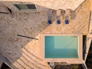 Фотография из галереи Ouzo Panoramic Houses 1, with private pool в городе Пломарион