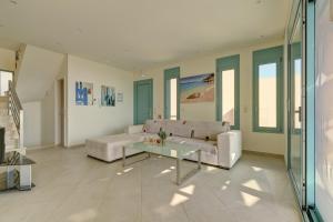 Гостиная зона в Ouzo Panoramic Houses 1, with private pool