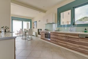 Кухня или мини-кухня в Ouzo Panoramic Houses 1, with private pool
