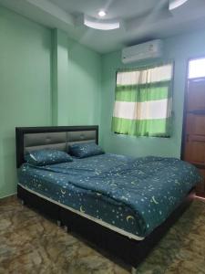 um quarto com uma cama num quarto em SaamSaao HomeStay Betong สามสาวโฮมสเตย์เบตง 4 Bedroom House for Rent em Betong