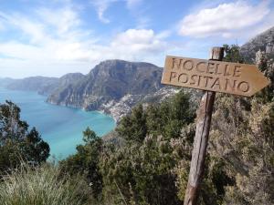 een bord dat hospelle positano op een berg leest bij La dolce vita in Agerola