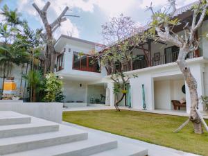 a view of the house from the garden at Casa Evaliza in Seminyak