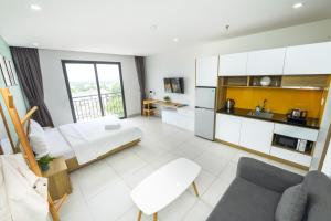 une grande chambre avec un lit et une cuisine dans l'établissement LP rental - Minimalist Studio Apartments, à Thu Dau Mot