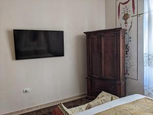 Μια τηλεόραση ή/και κέντρο ψυχαγωγίας στο VANSVEL Boutique Apartment 8