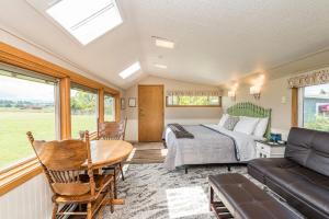 Zona d'estar a Juan de Fuca Waterfront Hotel & Cottages