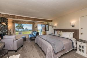 Llit o llits en una habitació de Juan de Fuca Waterfront Hotel & Cottages